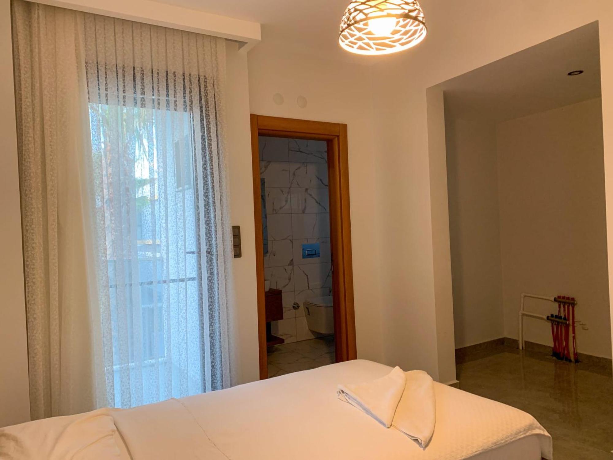 Oezel Havuzlu Muestakil Lueks Kuşadası